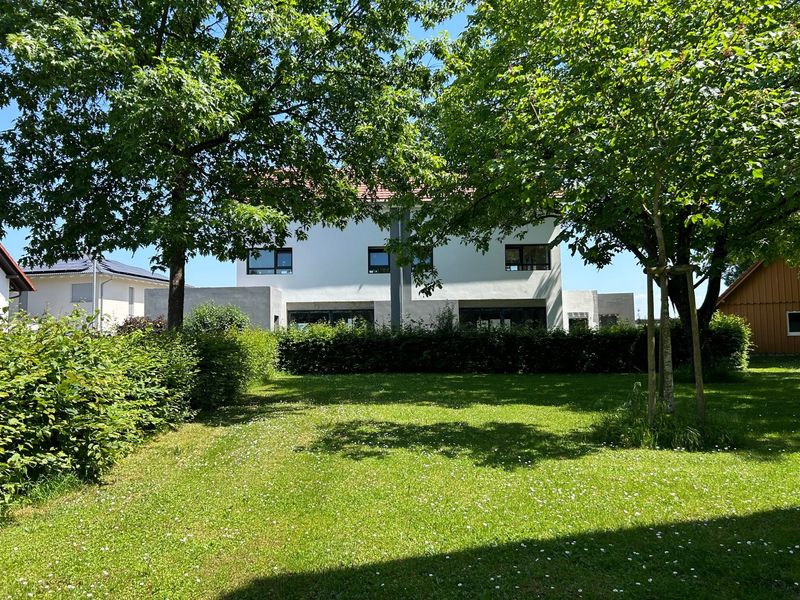 Moderne Doppelhaushälfte als Neubau mit Garage und Gartenanteil